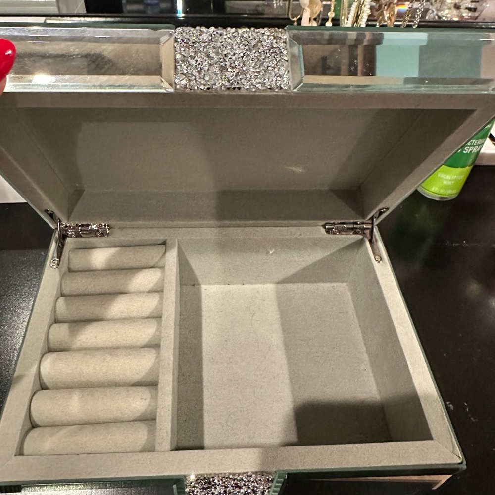 Jewelry box - Picture 2 of 2